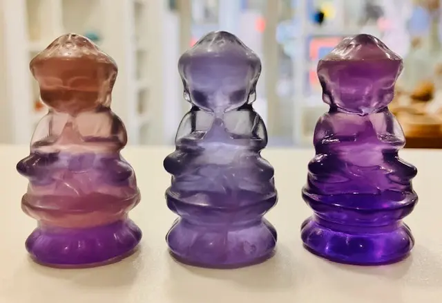 Bouddha sur socle en Fluorine Violette