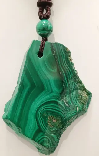 Pendentif pierre plate Malachite avec cordon